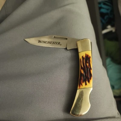 Navaja de Bolsillo Plegable Winchester Pequeña Lockback Blanca Imitación Ciervo 6220085W Foto 1 de 2