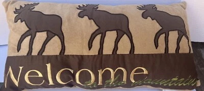 Almohada Welcome to the Mountains Three Moose de gamuza bordada Foto 1 de 3