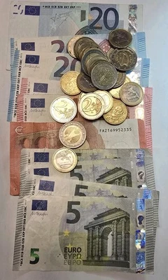 €130 Euro FV (Face Value) Coin & Banknote Lot - Image 1 of 2