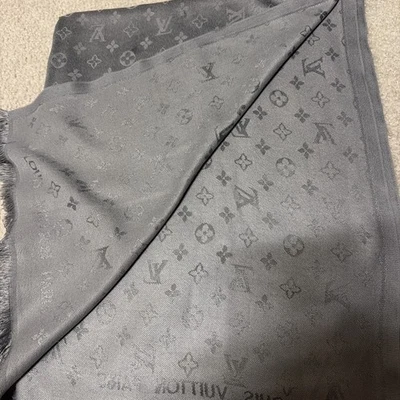 Louis Vuitton Vintage Bufanda Monograma Brillo Mantón Gris/Plateado 27” x 72” Foto 1 de 4