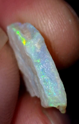 Barra saturada gema de ópalo Lightning Ridge. Ópalo australiano áspero Foto 1 de 4