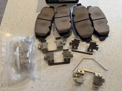 Juego de pastillas de freno de disco delanteras Akebono para 03-08 Honda Pilot (ACT914B) Foto 1 de 3