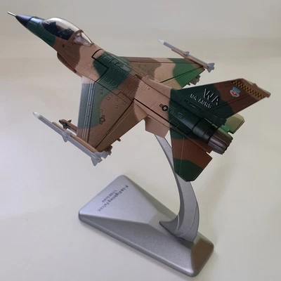 Modelo militar fundido a presión 1:100 USAF F-16C Fighting Falcon 64th AGRS "Agresores" Foto 1 de 4