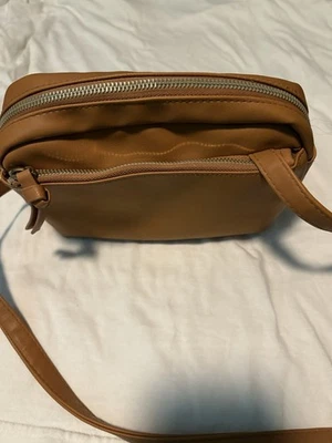 Cartera bandolera pequeña American Eagle para mujer concha de vinilo tostada usada  Foto 1 de 4