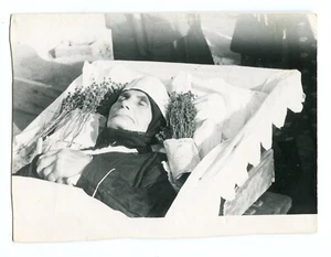 Mujer post mortem funeral duelo familia niños foto vintage - Imagen 1 de 2