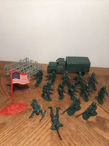 VTG Toy Soldiers US Army green infantry Men  & Car Plastic War Made in China - Picture 1 of 11