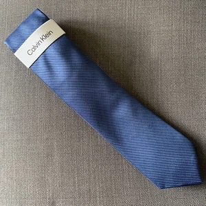 Calvin Klein Men's Neck Tie Blue Solid Striped Silk Blend MSRP $69.50 - Picture 1 of 3