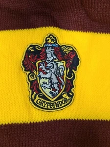 Sciarpa Harry Potter GRIFONDORO frangia a righe larghe con toppa ricamata 72"x6" NUOVA - Foto 1 di 2