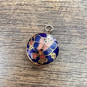 Colgante redondo vintage cloisonné floral y mariposa tono dorado doble cara - Imagen 1 de 5