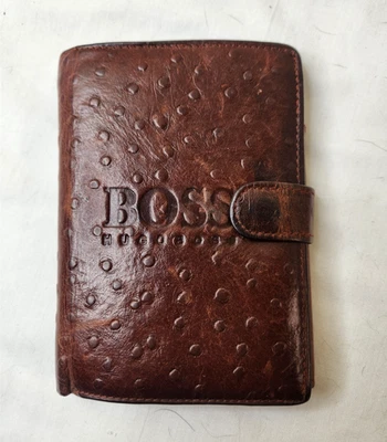 Cartera pasaporte Hugo Boss doble pliegue cuero marrón avestruz Foto 1 de 4