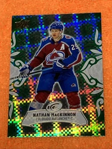 Nathan MacKinnon 2024-25 UD Ice #97 paralelo verde esmeralda - Colorado Avalanche - Imagen 1 de 2
