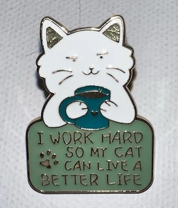 Katze Tasse Emaille Pin "Ich arbeite hart, damit meine Katze ein besseres Leben führen kann" NEU - Bild 1 von 10