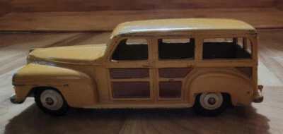 Dinky Plymouth Woody Station Wagon #344 Foto 1 de 4
