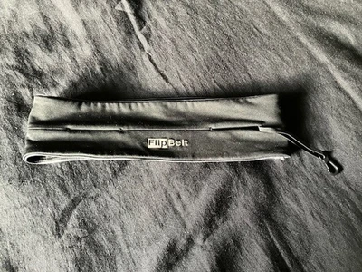 Riñonera de viaje FlipBelt negra clásica para correr ciclismo senderismo X-pequeña Foto 1 de 4