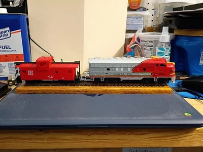 Santa Fe/SF Tyco F Unit W/Caboose HO Runs No Coup on Caboose Eng #4015 Cab #1951 - Image 1 of 4
