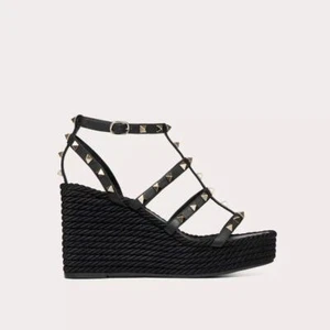 Sandalias de cuña Valentino Garavani Rockstud elegantes negras talla 37 excelentes sin caja - Imagen 1 de 6