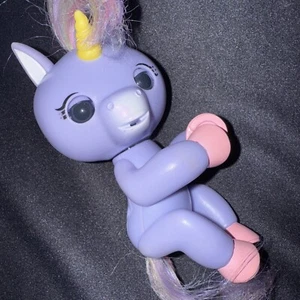 Fingerlings Bebé Unicornio Alika Rosa y Púrpura Melena y Cola Interactivo Bebé Mascota - Imagen 1 de 9