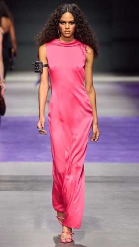 *VERSACE* Abito da sera Runway S S 2023 aperto con cappuccio e schiena rosa raso nuovo con etichette IT 40