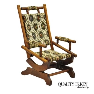Mecedora antigua victoriana pequeña con plataforma de madera de arce para niños Foto 1 de 4