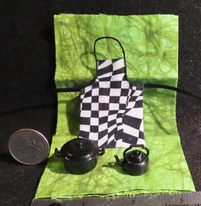 Apron Black White Mod 60s Kitchen Black Pot Tea Kettle 1:12 Mini Creative 1597 - Foto 1 di 4