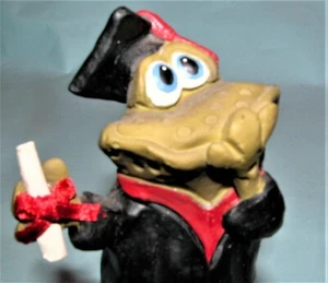 Rana graduada Russ Berrie #100629 nueva en caja, Kathleen Kelly, Halls of Ivy, túnica negra - Imagen 1 de 4