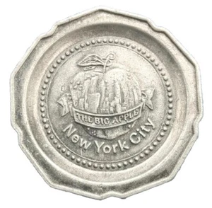  1 7/8 Zoll New York City "The Big Apple" Souvenir Made in USA Metall Mini Teller  - Bild 1 von 8