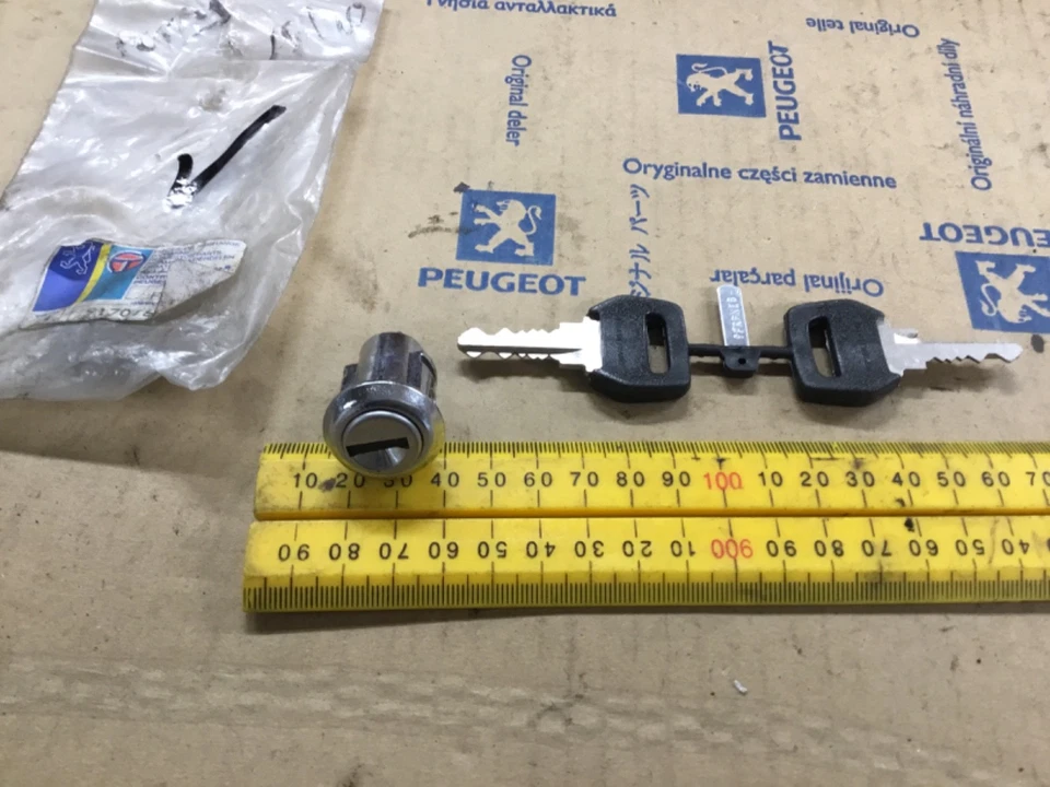 Cerraduras puerta exterior original peugeot 104 204 304 404 504 917060 cabriolet Foto 1 de 3