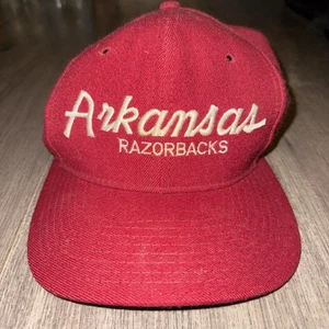 Cappello SnapBack Vintage Arkansas Razorbacks Sports Specialties Rosso Scuro Scritta - Foto 1 di 7