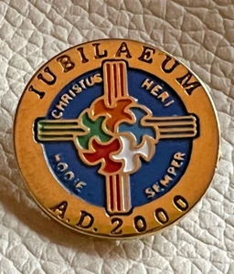 JUBILAEUM AD 2000 CHRISTUS HERI HODIE SEMPER GREAT JUBILEE LOGO 2000 PIN BADGE - Foto 1 di 3