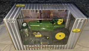 Ertl John Deere 1/16 4020 Restoration Tractor and accessories - Picture 1 of 12