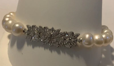 "Perlas de imitación blancas con un colgante de racimo de circonita cúbica transparente, cierre de 0,925 7,5"" L (2035)" Foto 1 de 4