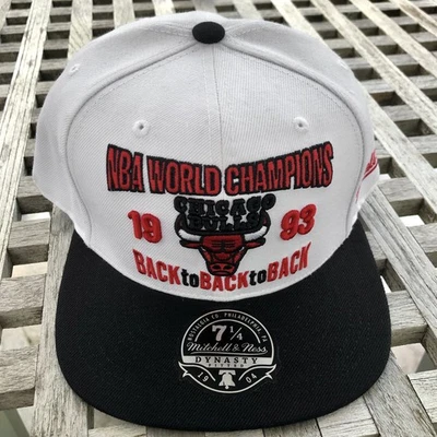 Chapéu Chicago Bulls 3x Champions NBA Finals 1993 Patch Mitchell Ness 2 tons 7 1/4 - Imagem 1 de 4