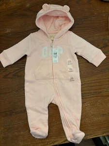*Nuovo con etichette* Baby GAP logo rosa chiaro con cappuccio monopezzo bambina - taglia 0-3 m - Foto 1 di 4