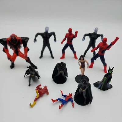 Lote de 12 mini figuras de metal de Marvel DC Comics más otras figuras de juguete Foto 1 de 4