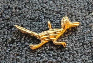 Colgante Roadrunner 925 enchapado en oro y cortes de diamante - Imagen 1 de 6