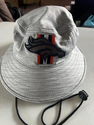 Denver Broncos NFL Campamento de Entrenamiento New Era Sombrero de Cubo Talla Pequeña - Mediana Foto 1 de 4