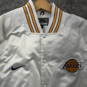 Chaqueta Universitaria Nike Los Angeles Lakers Satén XL Blanca Atlética Usada - Imagen 1 de 7