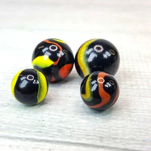 LOTE De Colección De 4 Canicas Negras Con Naranja Amarillo Remolino ~ 15mm Mármol 20mm Tirador - Imagen 1 de 8