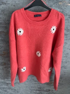 M&S collection ladies coral daisy print jumper size XL - Image 1 of 4