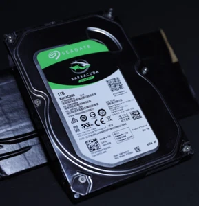 Seagate ST1000DM010 Barracuda Computer 1TB 3.5" SATA III (6.0Gb/s) Desktop Hard - Afbeelding 1 van 2