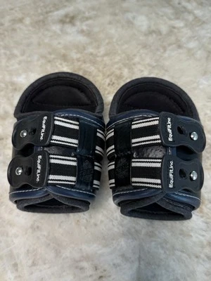 Botas traseras Equifit D-Teq talla mediana, avestruz negro con encuadernación azul marino Foto 1 de 4