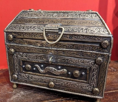 Ancien coffret sur pieds bronze petit coffre finement décoré artisanat déco  - Photo 1/4