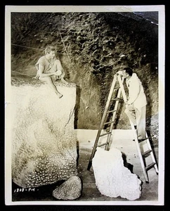 Incredible Shrinking Man (1957) foto originale 8x10 Candid regista Jack Arnold - Foto 1 di 2