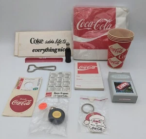 Konvolut Vintage Coca-Cola Ephemera Taschen Servietten Tassen Schlüsselanhänger - Bild 1 von 1