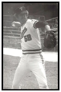 Steve Hargan (1978) Minnesota Twins Vintage Baseball Postcard Rd9 - Picture 1 of 2