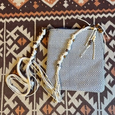 Bolso Bandolera Sun N Sand Pasaporte Azul y Marfil Correa Trenzada Cuentas de Madera Mediano Foto 1 de 4