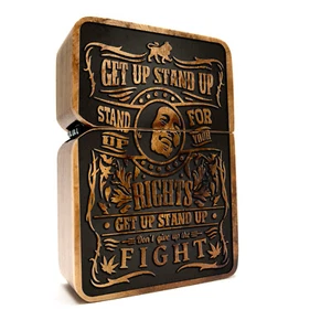 Einzigartiges Teakholz Feuerzeug mit Bob Marley Gravur | nachfüllbar & umweltfreundlich - Bild 1 von 2