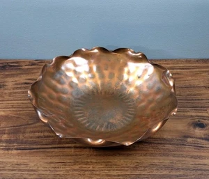 Hermosa pátina vintage de cuenco con borde con volantes de cobre martillado firmado de 9" - Imagen 1 de 5