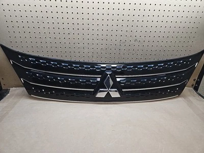 Parrilla superior delantera OEM Mitsubishi Outlander 2022 2023 Foto 1 de 4