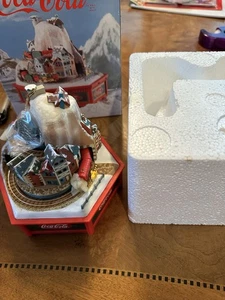 Enesco Coca-Cola ALPINE EXPRESS Deluxe Acción Musical "Blanco Navidad NUEVO EN CAJA NUEVO - Imagen 1 de 5